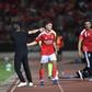 Marco Silva cumprimenta Sudakov depois de o substituir - Miguel Nunes