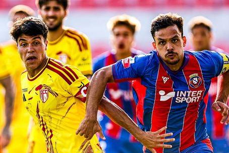 Roni e Henrique Martins disputam bola no jogo entre o Felgueiras e o Aves SAD - Foto: Liga
