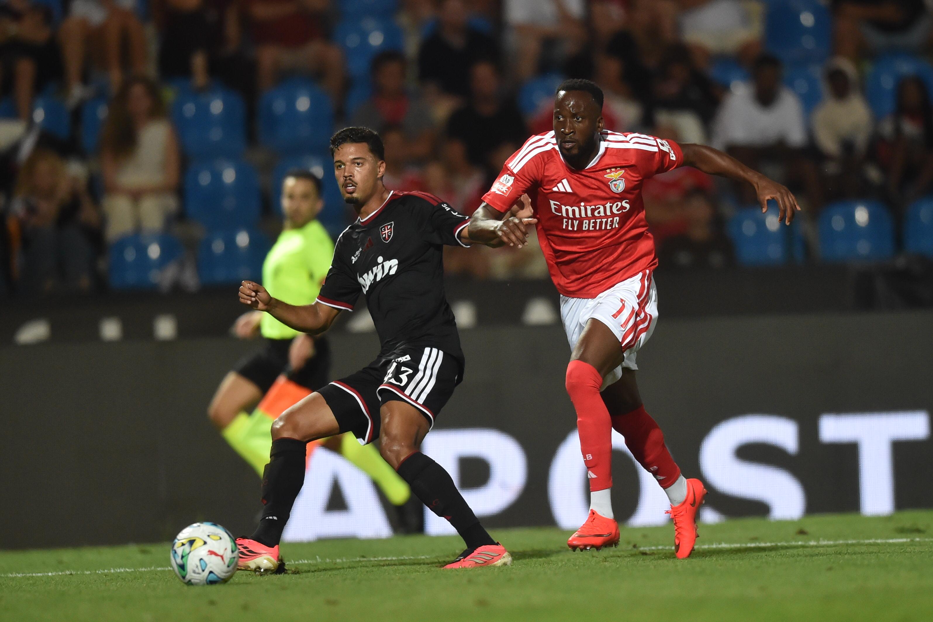 Lukebakio em ação no jogo com o Casa Pia - Miguel Nunes