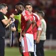 Marco Silva dá indicações a Lukebakio antes de o lançar no jogo com o Casa Pia - Miguel Nunes