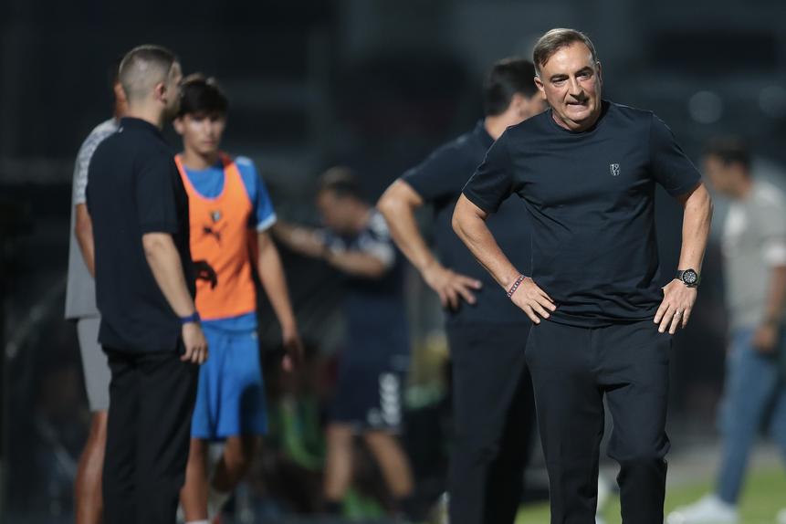 Carlos Carvalhal nem quis acreditar na forma como o Famalicão sofreu os golos frente ao Marítimo. Foto Manuel Fernando Araújo/Lusa