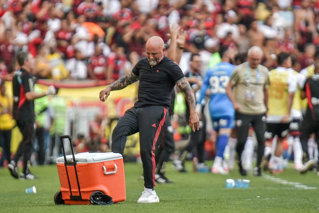 Flamengo a perder, Sampaoli não aguenta a pressão e vai para o balneário