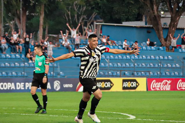 VÍDEO: aos 40 anos, Cardozo continua perigoso e em grande forma