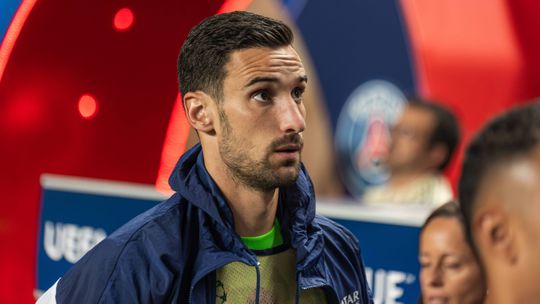 Vídeo: Sergio Rico ovacionado no regresso a Paris após correr perigo de vida