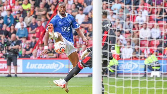 Beto estreia-se no Goodison Park diante do Arsenal