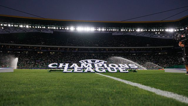 Adeptos do Sporting 'engolem' hino da Champions com 'O Mundo Sabe Que'
