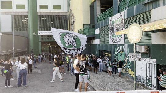 Adeptos do Sporting já fazem a festa em Alvalade