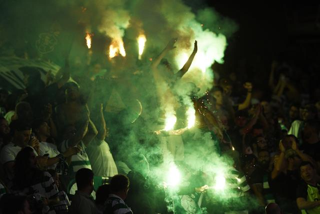Dois adeptos feridos por uso de pirotecnia durante o Sporting-Lille