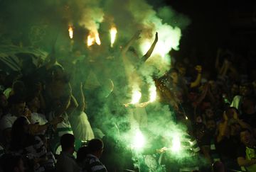 Dois adeptos feridos por uso de pirotecnia durante o Sporting-Lille