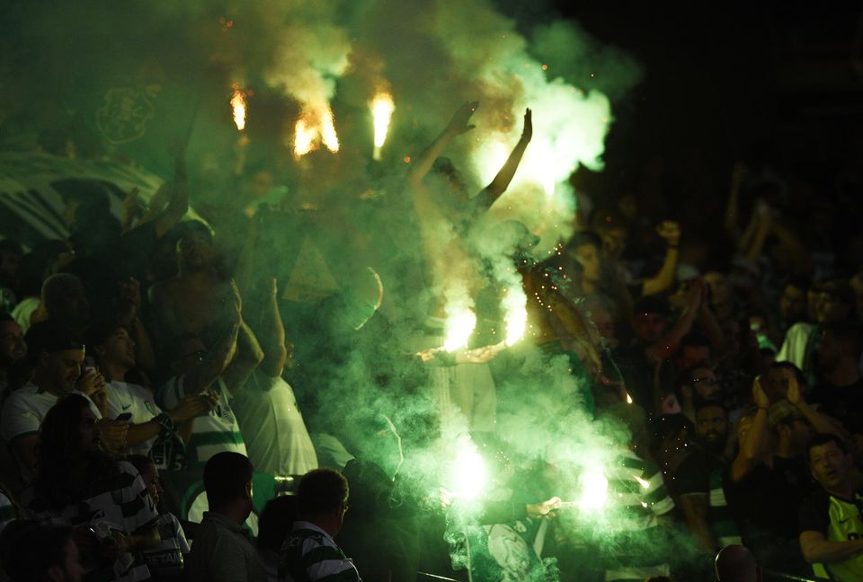 Dois adeptos feridos por uso de pirotecnia durante o Sporting-Lille