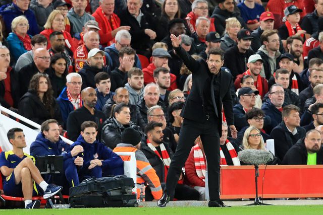 Caos em Anfield: Diego Simeone atira-se a adepto do Liverpool