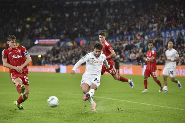 Swansea elimina Nottingham da Taça da Liga Inglesa após reviravolta fantástica