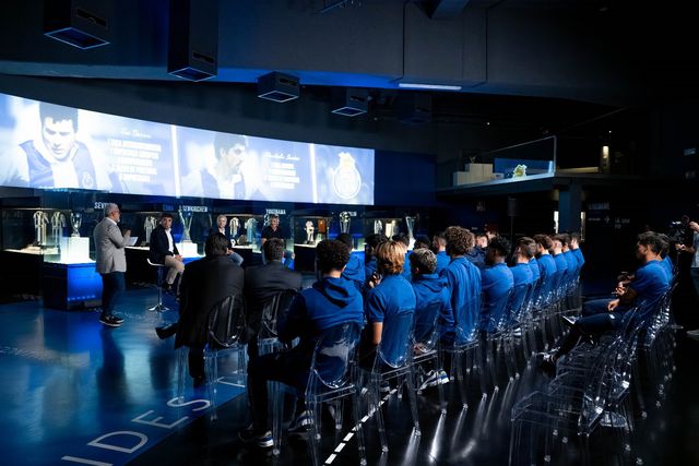 Plantel do FC Porto recebido por lendas no Museu (com galeria)