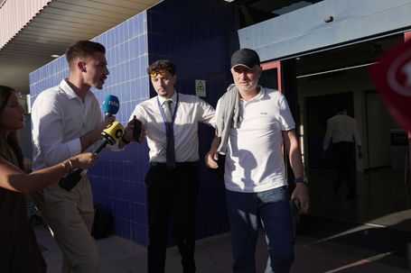 José Mourinho à chegada a Tires para assumir o comando técnico do Benfica