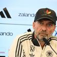 Klopp com o  boné  «um de 83 milhões»