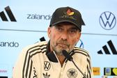 Klopp com o  boné  «um de 83 milhões»