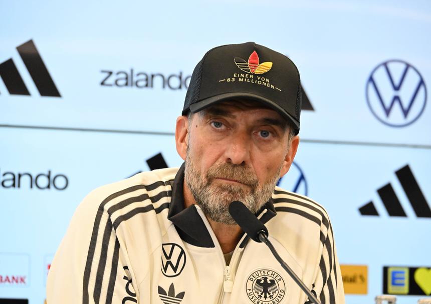 Klopp com o  boné  «um de 83 milhões»