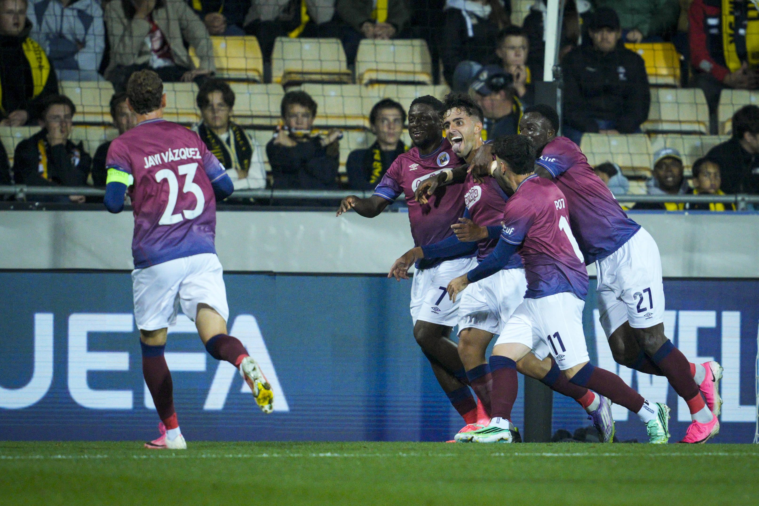 Alfaro a festejar o primeiro golo europeu do Torreense