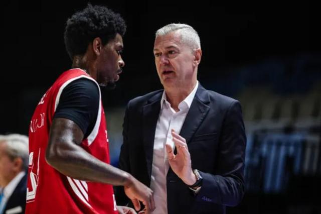 Ainars Bagatskis com poucos motivos para sorrir neste início de temporada no Benfica - Foto: SL Benfica