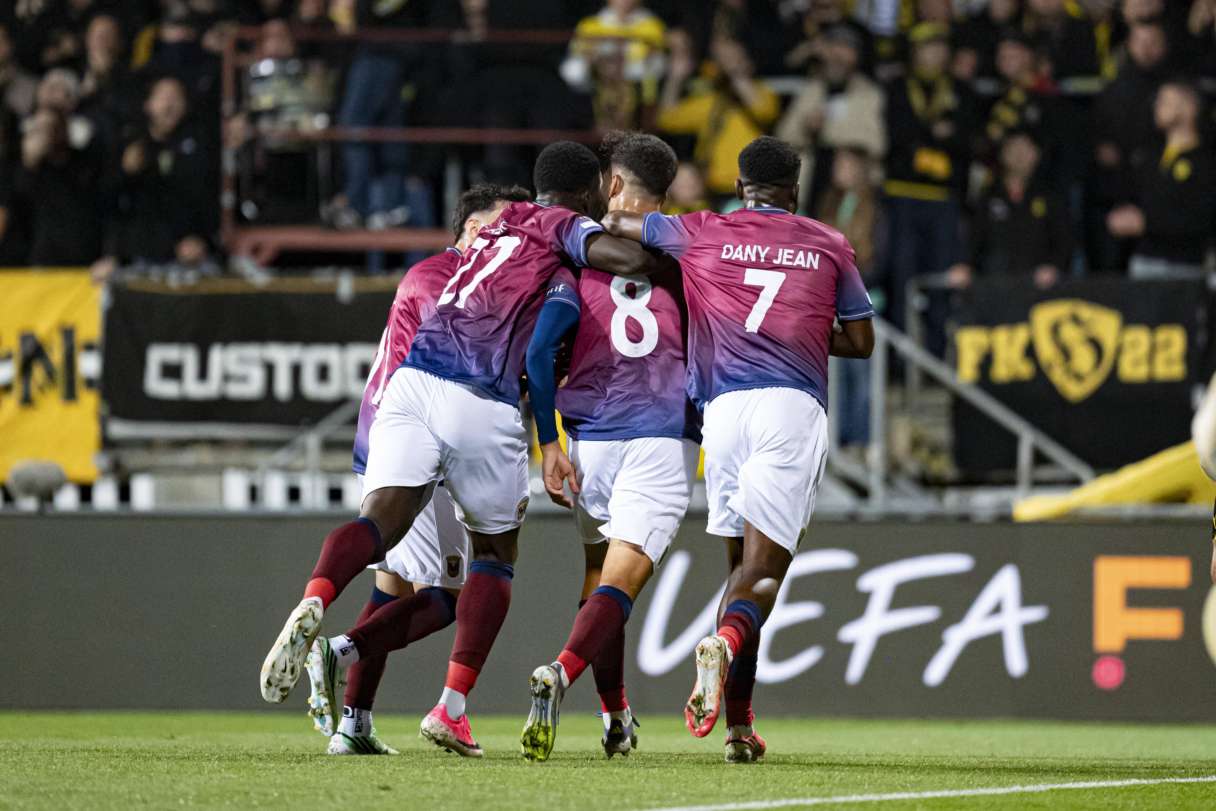 Álvaro Alfaro a festejar o primeiro golo europeu do Torreense
