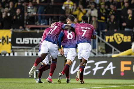 Álvaro Alfaro a festejar o primeiro golo europeu do Torreense
