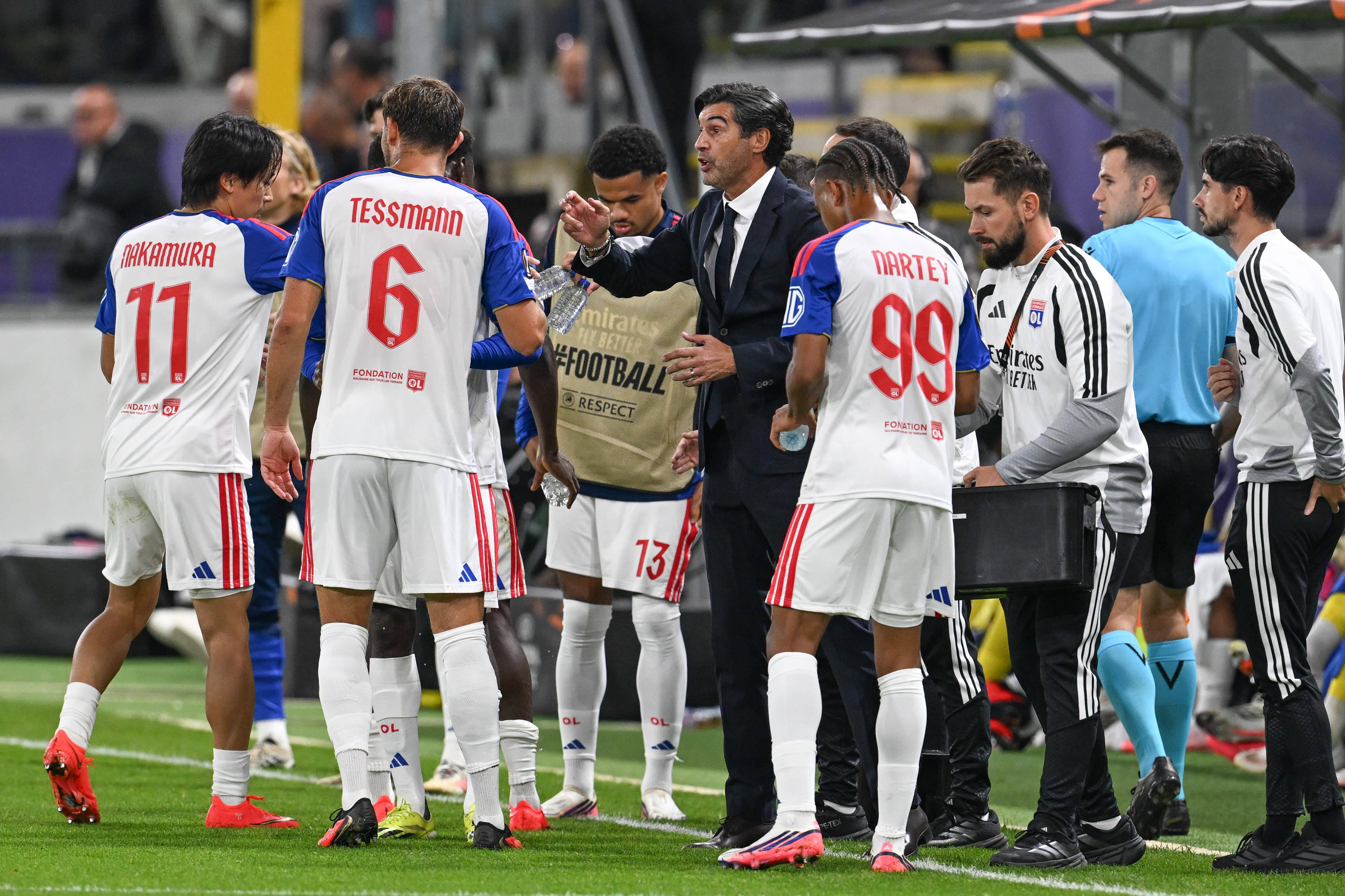Paulo Fonseca a dar instruções aos jogadores do Lyon