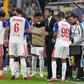 Paulo Fonseca a dar instruções aos jogadores do Lyon