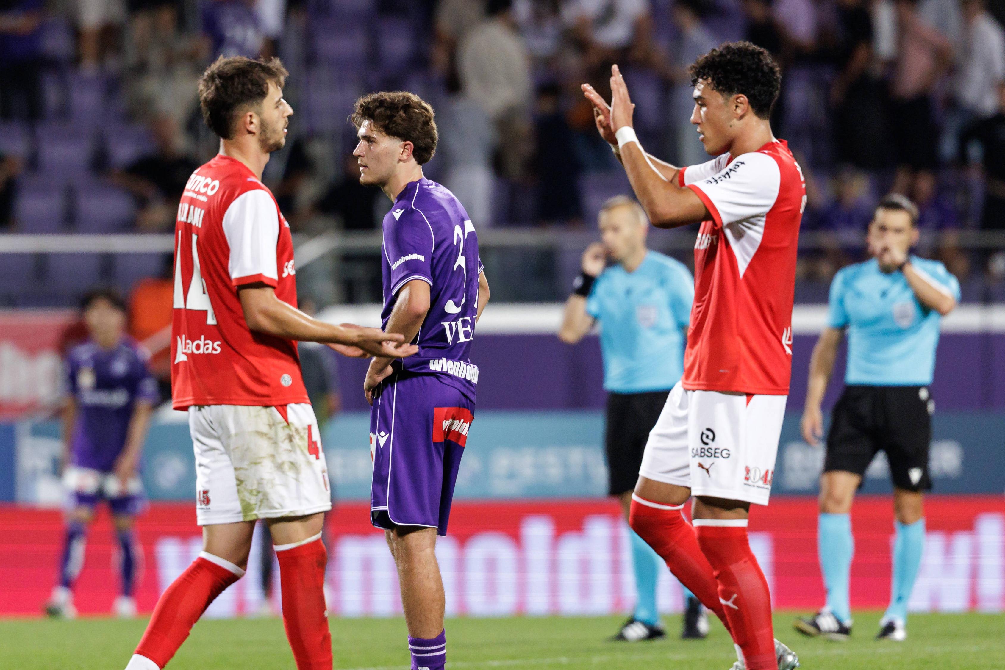 Adrian Bajrami e Vítor Carvalho, aqui no jogo com o Áustria Viena, são os centrais mais utilizados - Foto: IMAGO