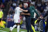 Kylian Mbappé a abraçar José Mourinho