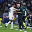 Kylian Mbappé a abraçar José Mourinho
