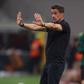 Marco Silva dá instruções à equipa no Milan-Benfica em San Siro — Foto: IMAGO