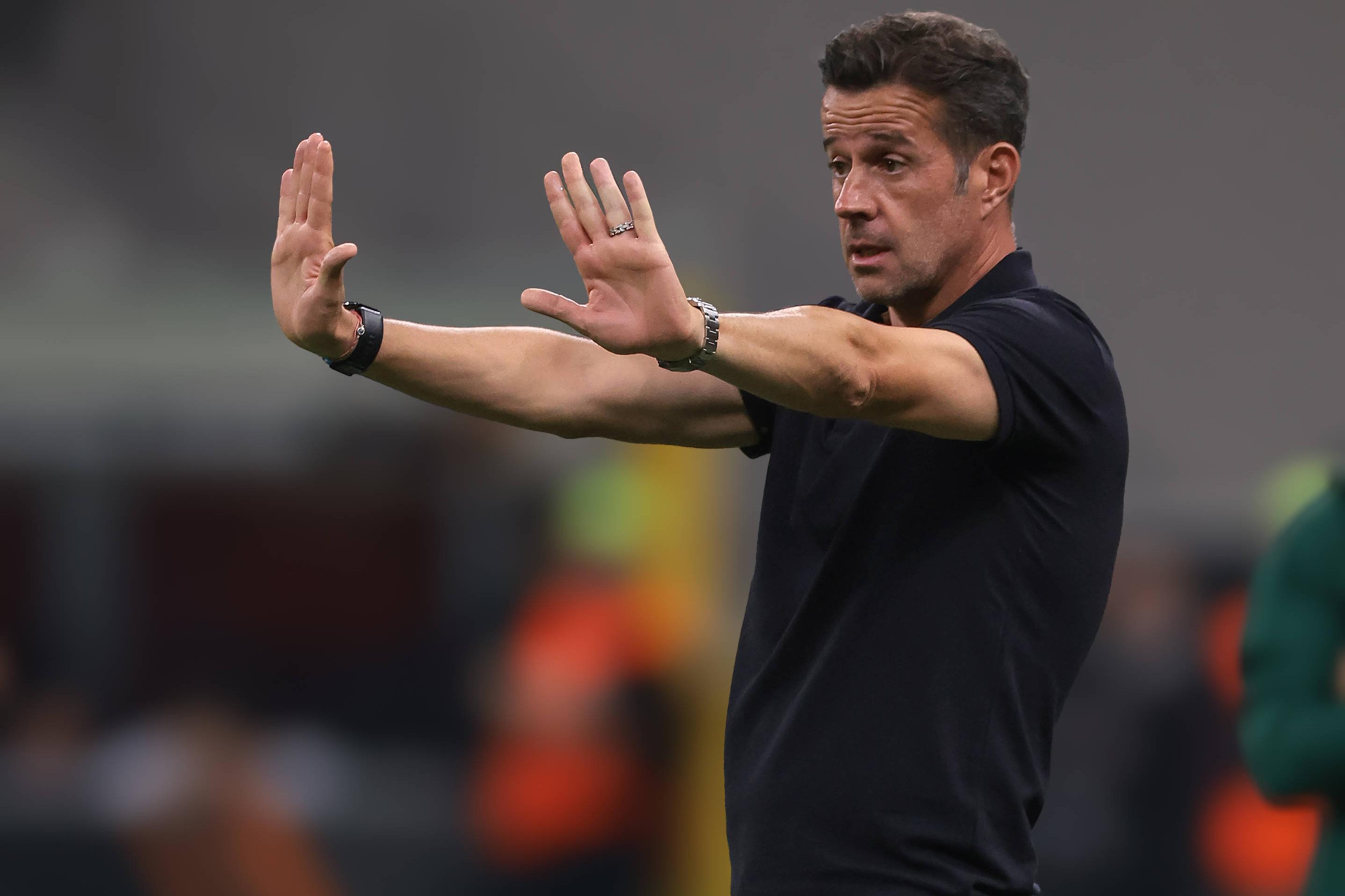 Marco Silva dá instruções à equipa no Milan-Benfica em San Siro — Foto: IMAGO