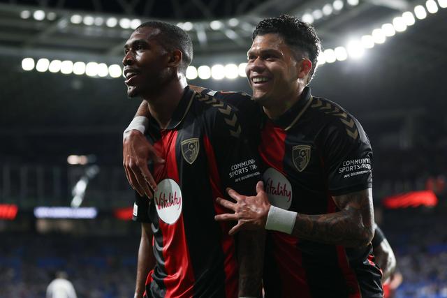 Rayan a celebrar o 2-0 com Evanilson, ex-FC Porto