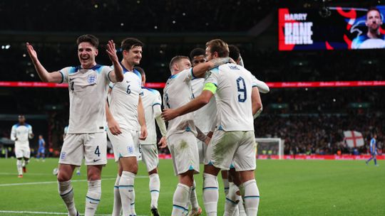 Kane assina ‘vingança’ e confirma Inglaterra no Europeu