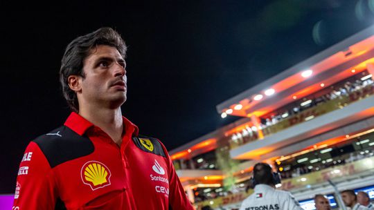 Carlos Sainz fala pela primeira vez desde o anúncio de Hamilton na Ferrari