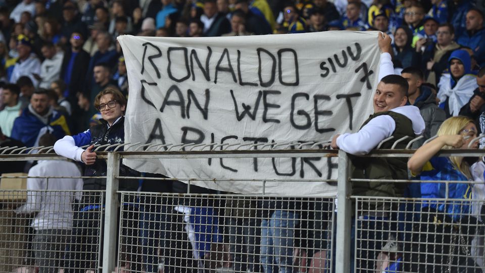 Vídeo: novas imagens de Ronaldo abalroado por adepto que entrou em campo