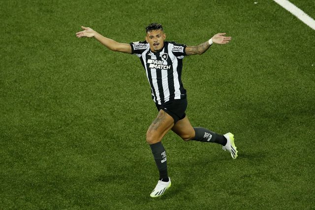 Tiquinho Soares derrota Hulk e é considerado o melhor jogador parabaiano da atualidade