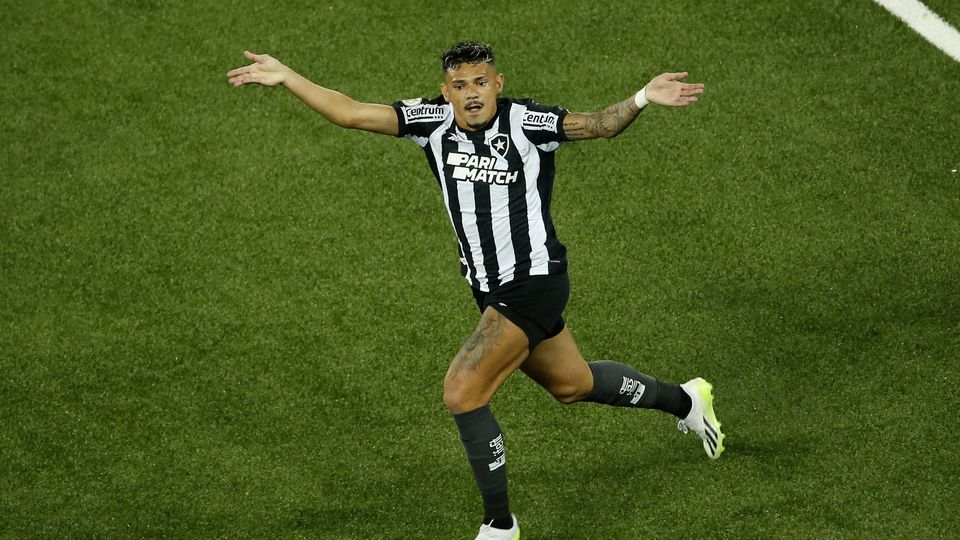 Tiquinho Soares derrota Hulk e é considerado o melhor jogador parabaiano da atualidade