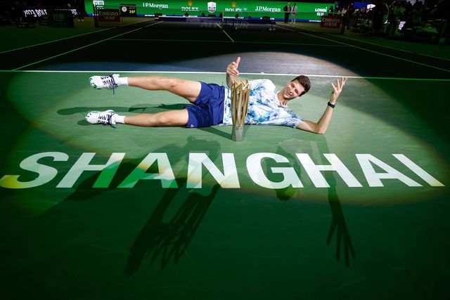 Vídeo: tenistas desafiados a servir com o braço contrário