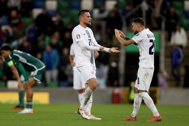 Eslovénia, Dinamarca e Cazaquistão mantêm distâncias a duas jornadas do fim