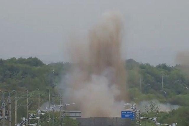Coreia do Norte faz explodir ligações rodoviárias e ferroviárias com a Coreia do Sul (Foto: EPA)