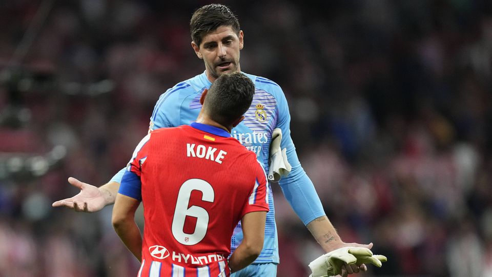 Courtois e Koke falam durante o dérbi de Madrid