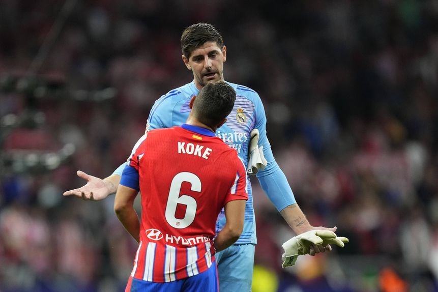 Courtois e Koke falam durante o dérbi de Madrid