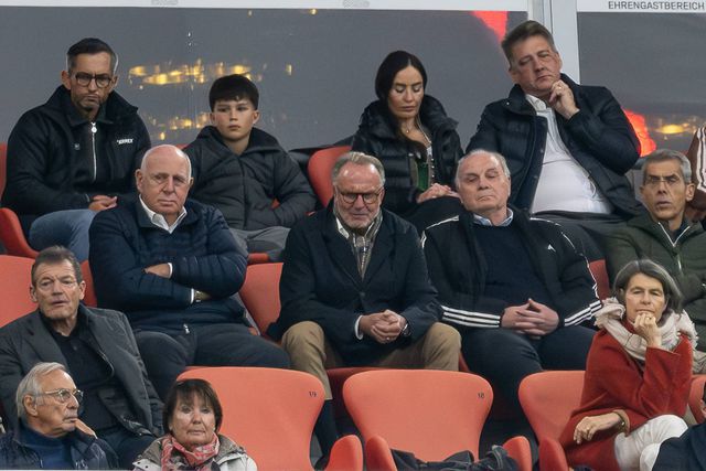 Dieter Hoeness, Karl-Heinz Rummenigge e Uli Hoeness na tribuna no embate do Bayern com o Bayer Leverkusen