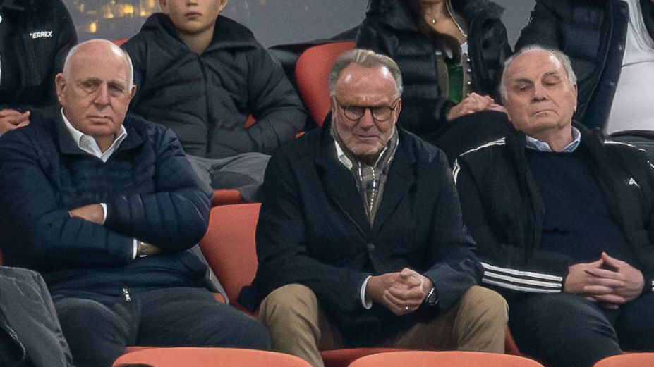 Dieter Hoeness, Karl-Heinz Rummenigge e Uli Hoeness na tribuna no embate do Bayern com o Bayer Leverkusen