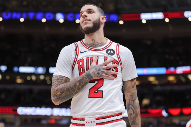 Lonzo Ball volta a jogar após mais de 1.000 dias de calvário