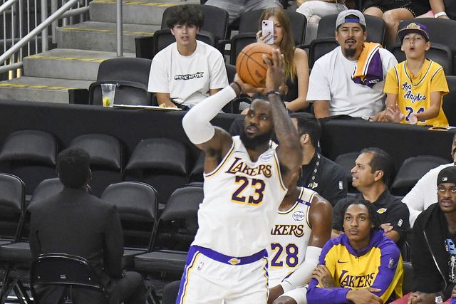 LeBron James escapa a picada de escorpião que pode ser fatal