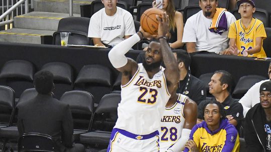 LeBron James escapa a picada de escorpião que pode ser fatal