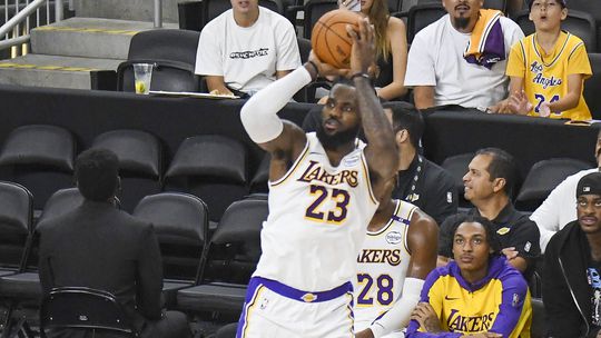 LeBron James escapa a picada de escorpião que pode ser fatal