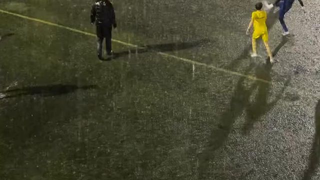 Dilúvio em Gondomar não tira a vontade aos mais novos